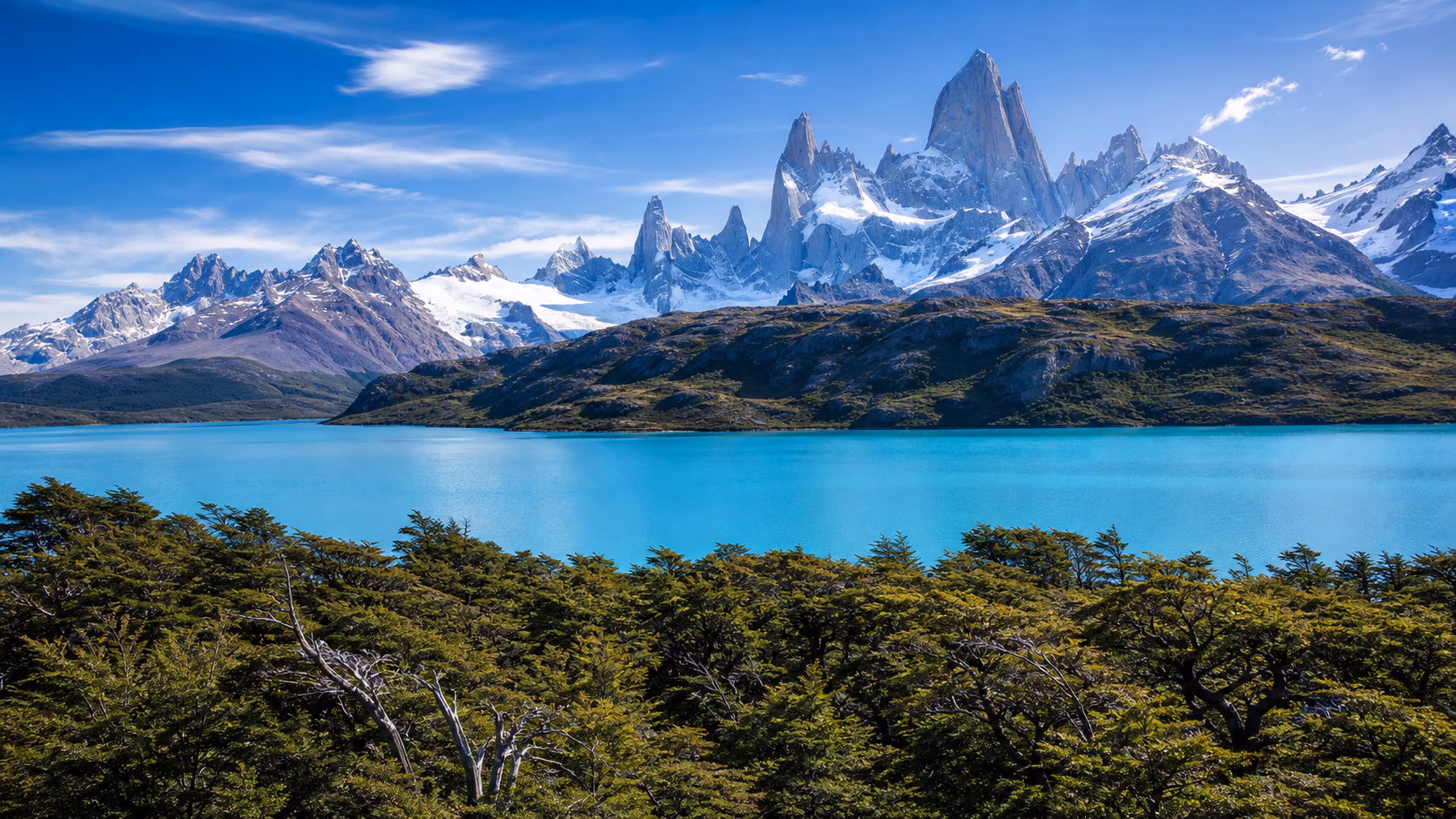 Lago turquesa y cordillera de la Patagonia chilena