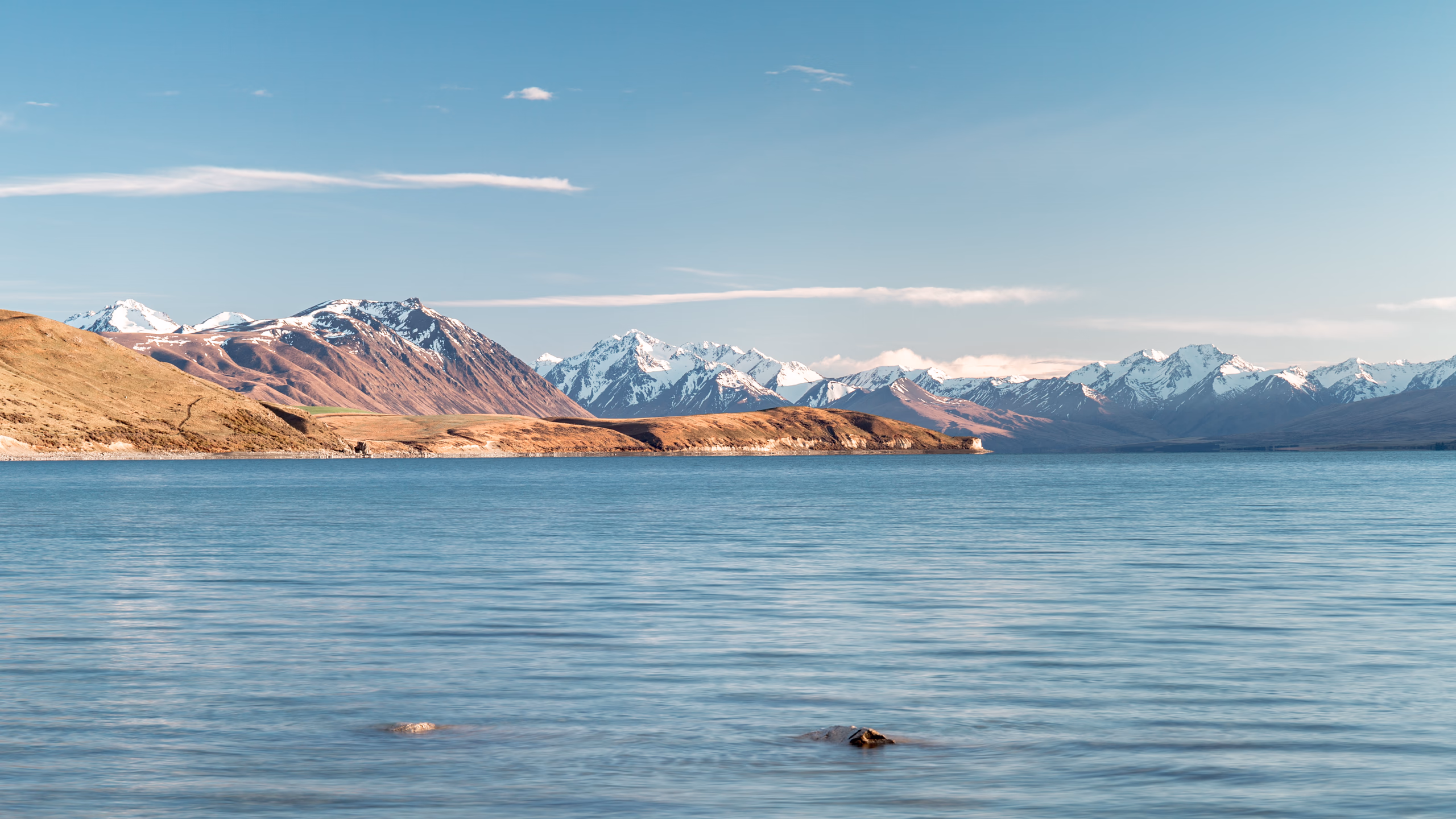 Lago rodeado de montañas